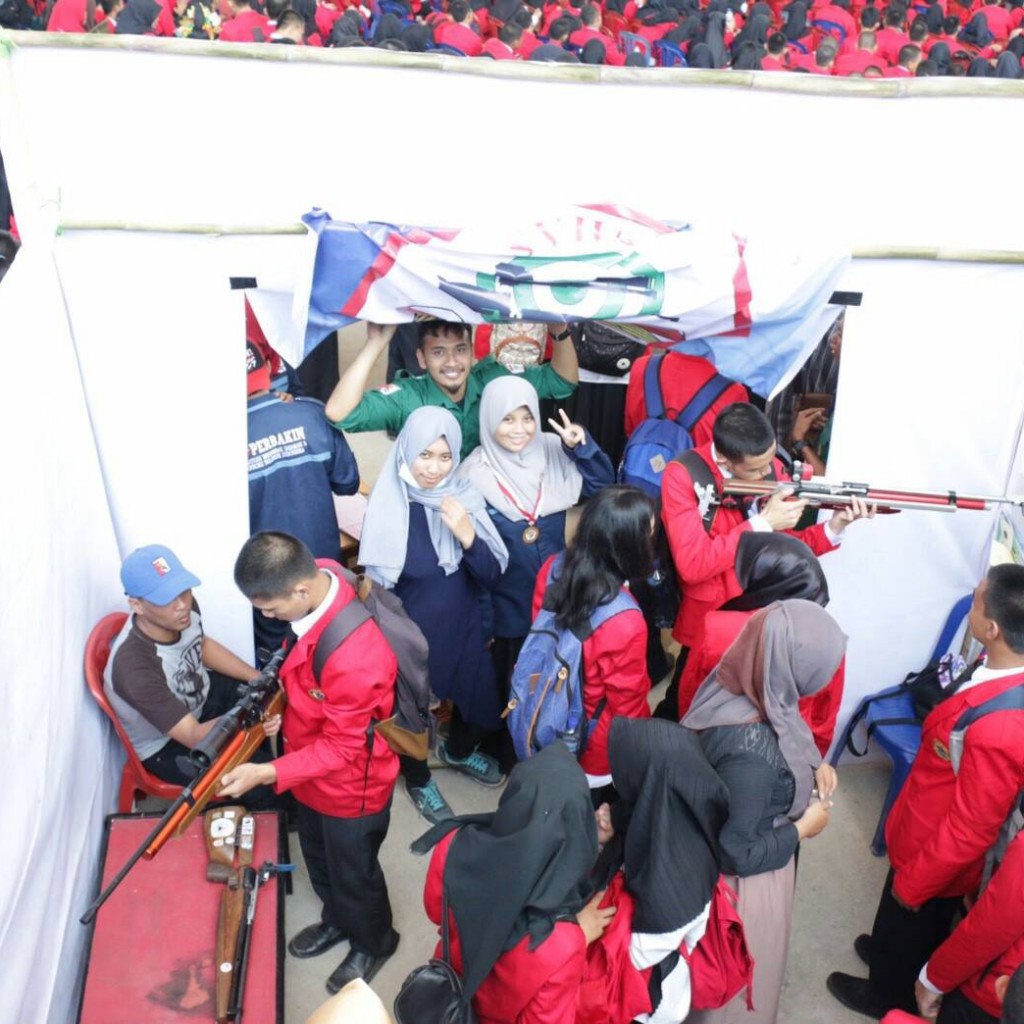 Mahasiswa Baru mencoba membidik menggunakan senjata di stand Perbakin Unhas.