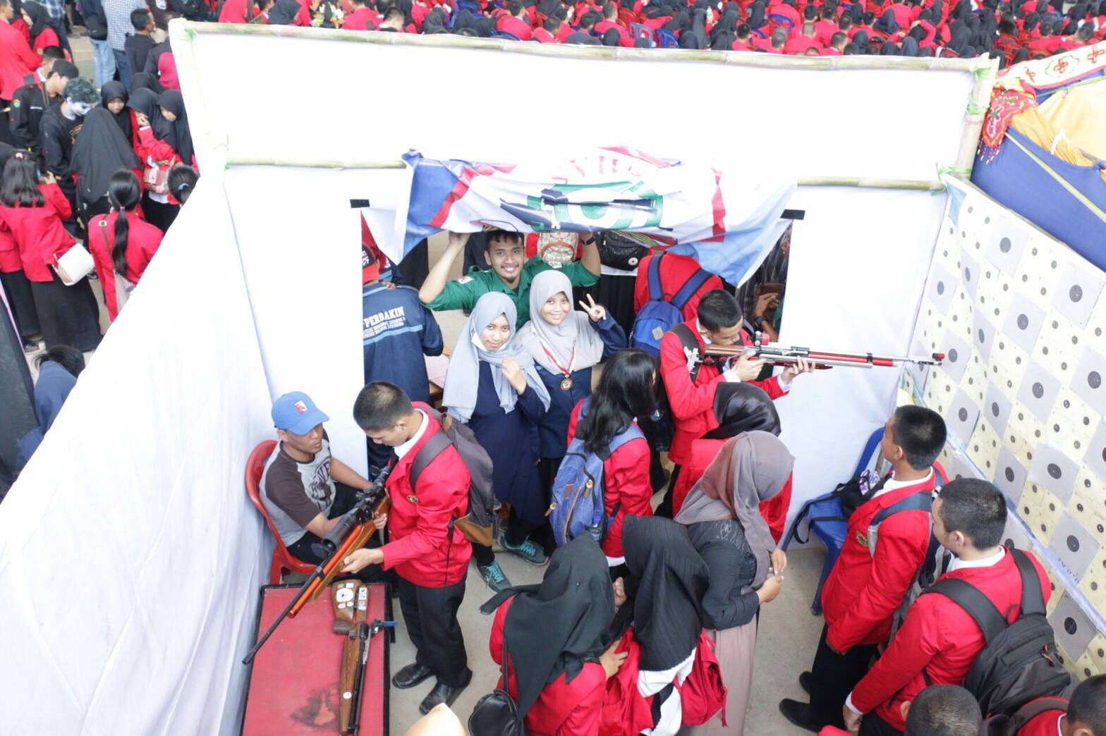 Mahasiswa Baru mencoba membidik menggunakan senjata di stand Perbakin Unhas.