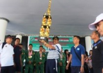 Bupati Maros Terima Piala Kejuaraan Menembak
