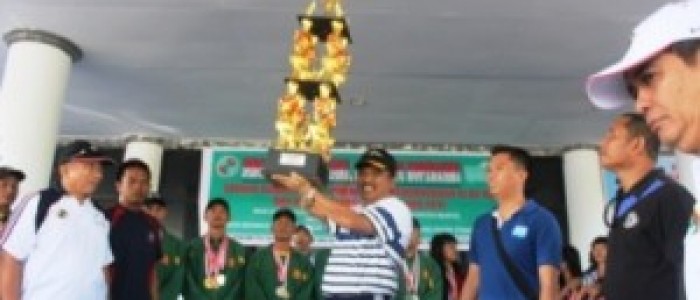 Bupati Maros Terima Piala Kejuaraan Menembak