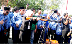 Rektor Universitas Hasanuddin saat Melepaskan Tembakan Launching Dies Natalis UH